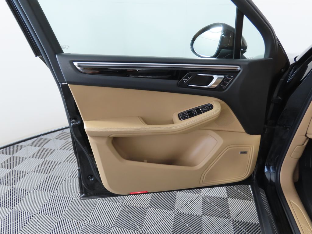 2017 Porsche Macan Base 24