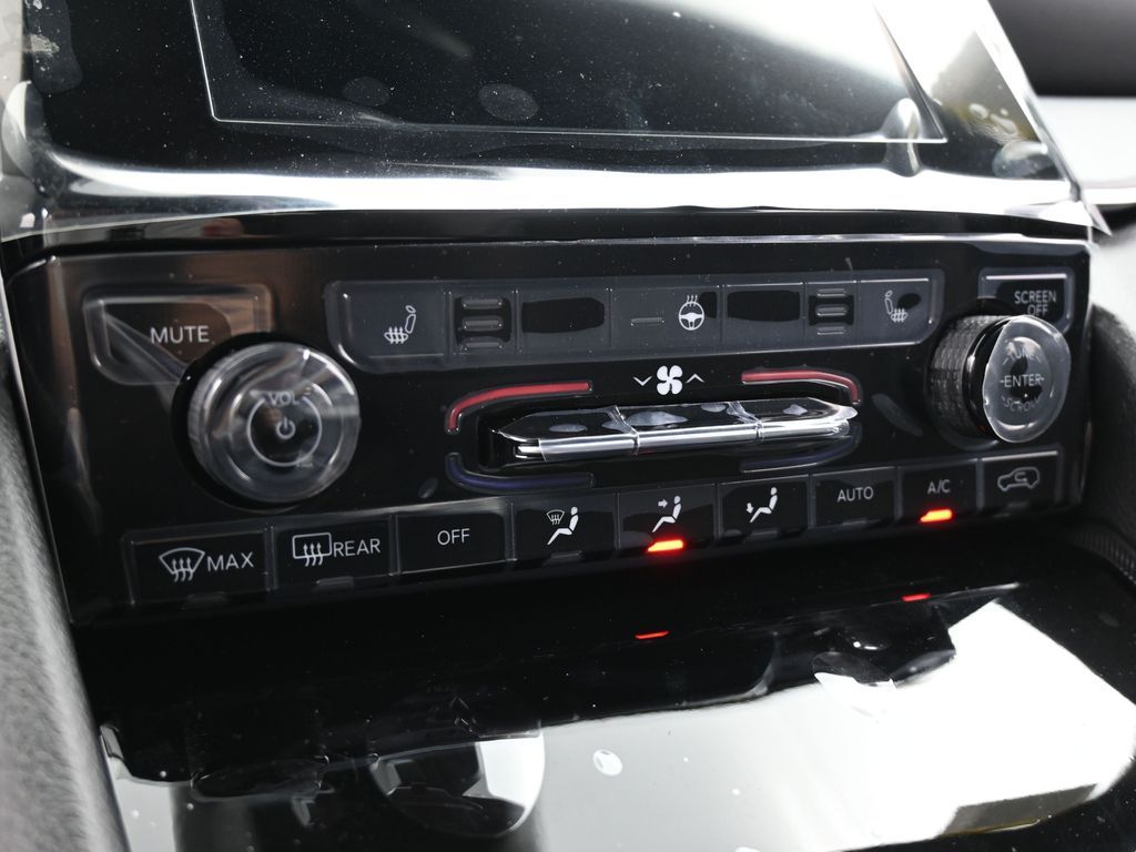 New 2025 Diamond Black Crystal Pearlcoat Jeep Laredo image 22