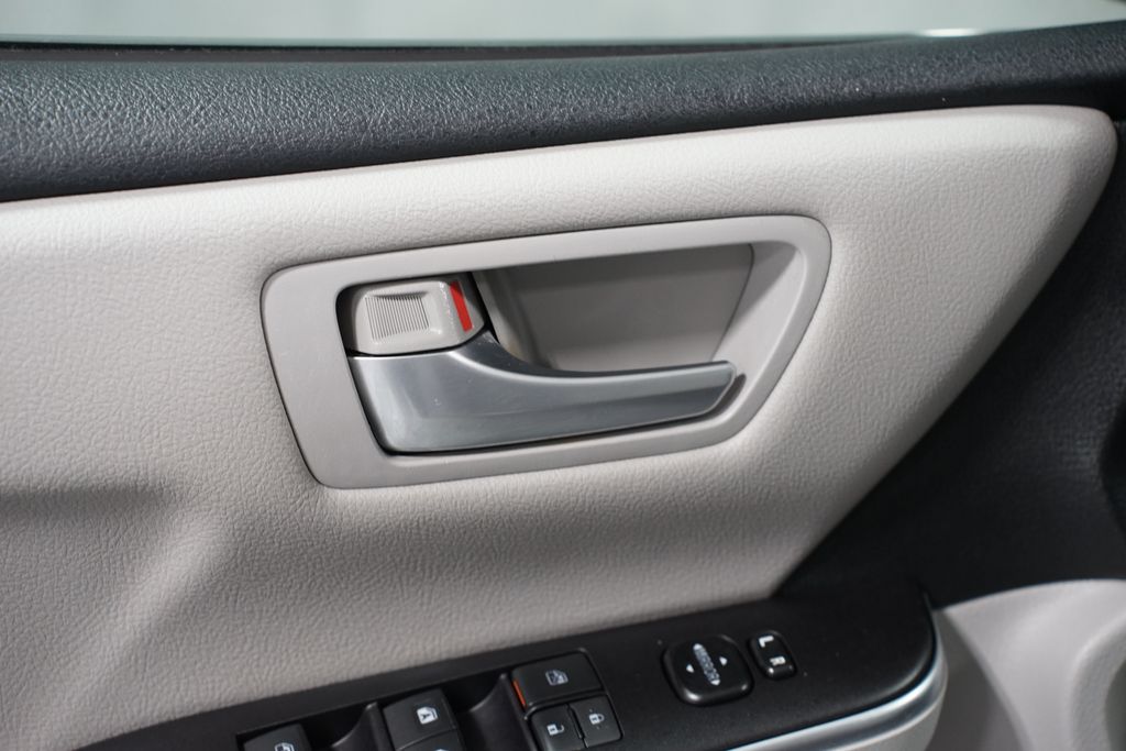 Thumbnail: 2017 Toyota Camry - 28