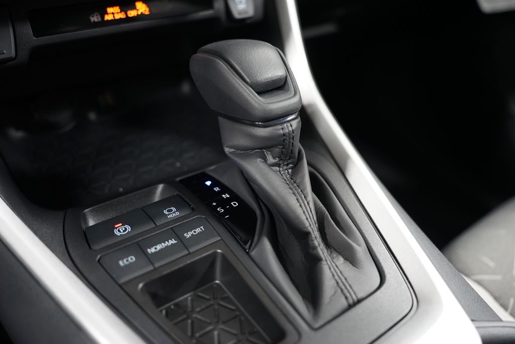 2025 Toyota RAV4 XLE 21