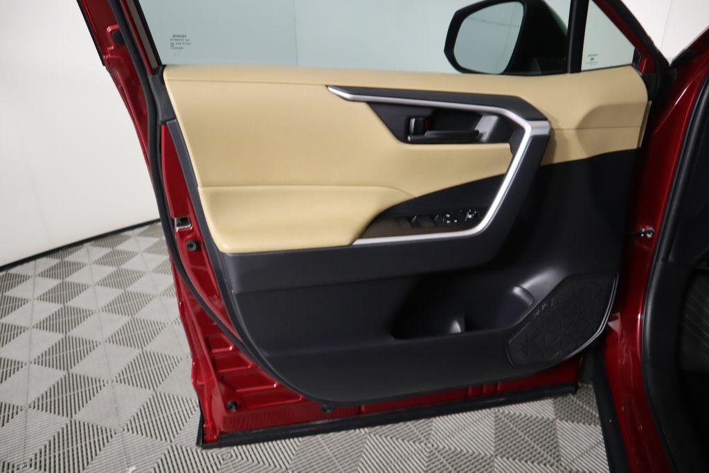 2022 Toyota RAV4 LE 24