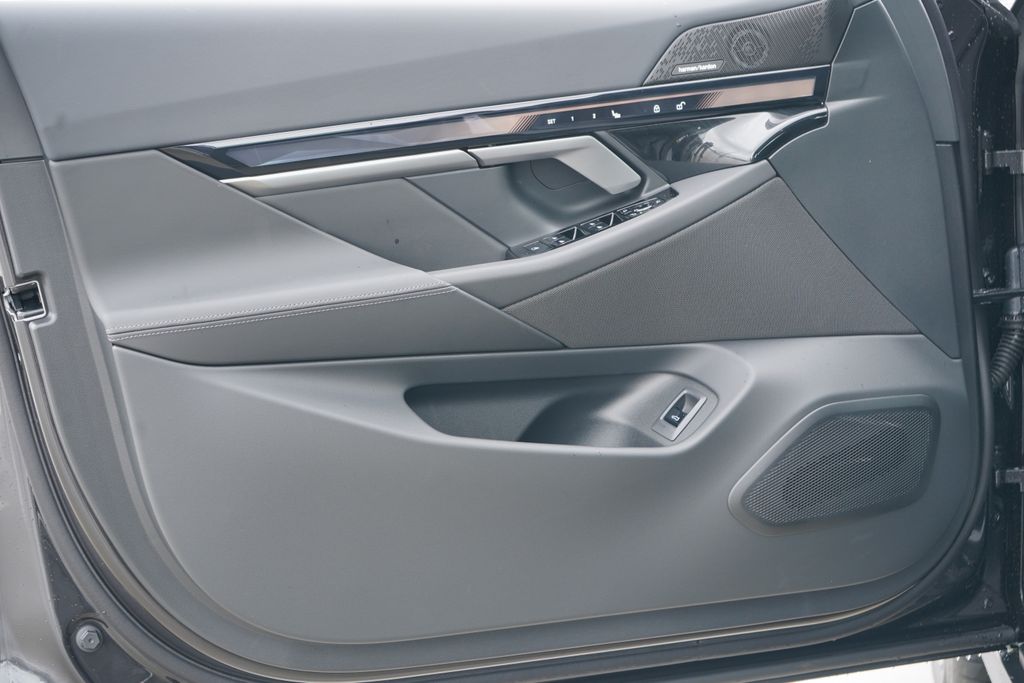 Thumbnail: 2026 BMW i5 - 10