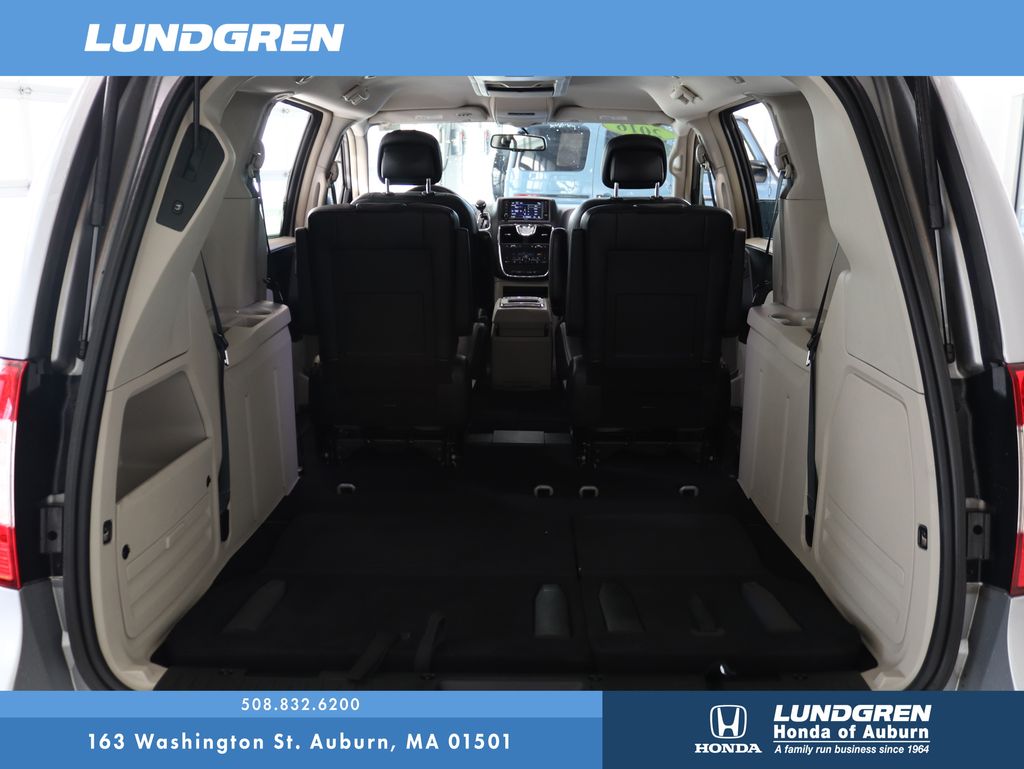 2016 Chrysler Town & Country Touring 13