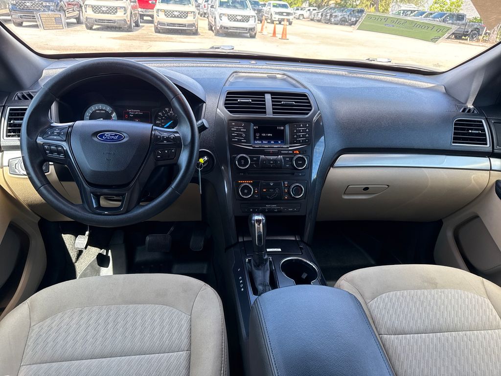 2017 Ford Explorer Base photo 4
