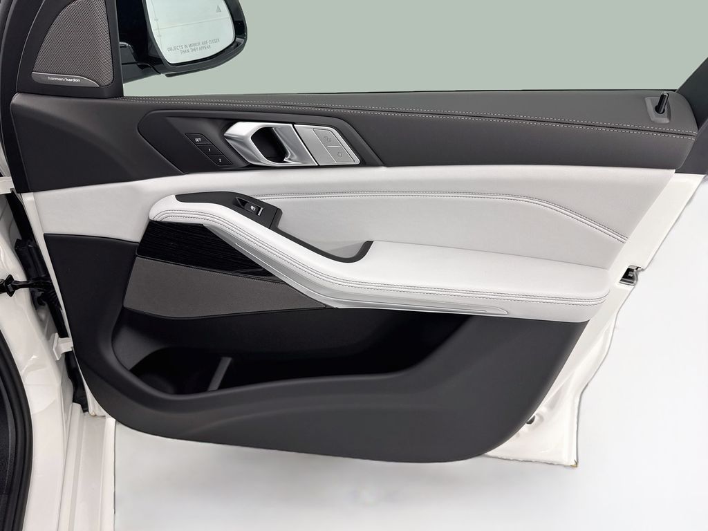 Thumbnail: 2027 BMW X7 - 25