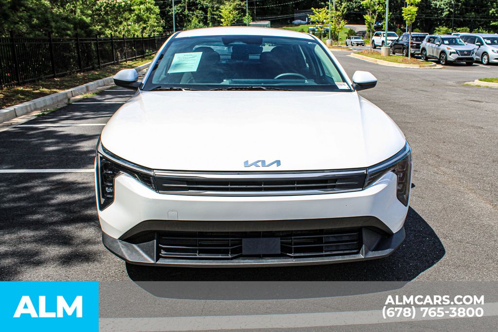 Used 2025 White Kia LXS image 10