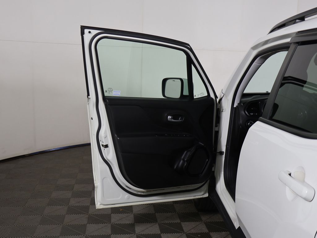 Used 2018 White Jeep Latitude image 16