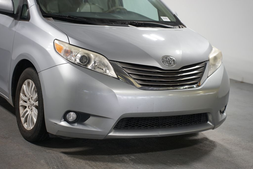 Thumbnail: 2011 Toyota Sienna - 4