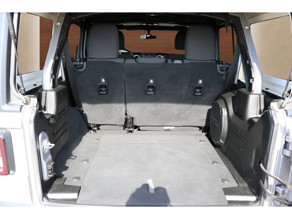Used 2019 Silver Jeep Unlimited Sahara image 16