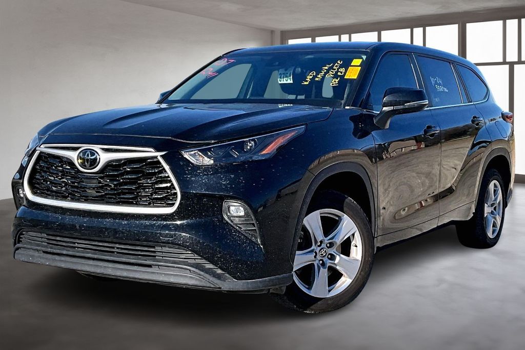 2023 Toyota Highlander LE's photo