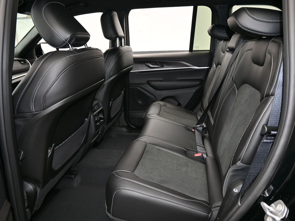 New 2026 Diamond Black Crystal Pearlcoat Jeep Laredo image 27