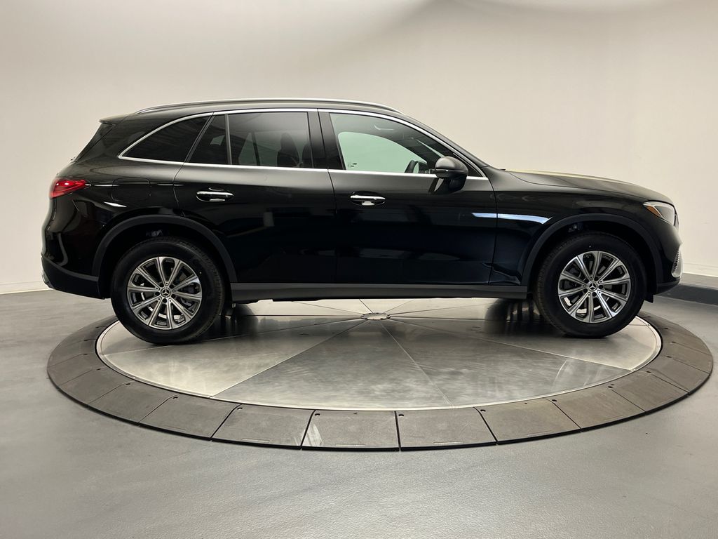 2025 Mercedes-Benz GLC 300 8