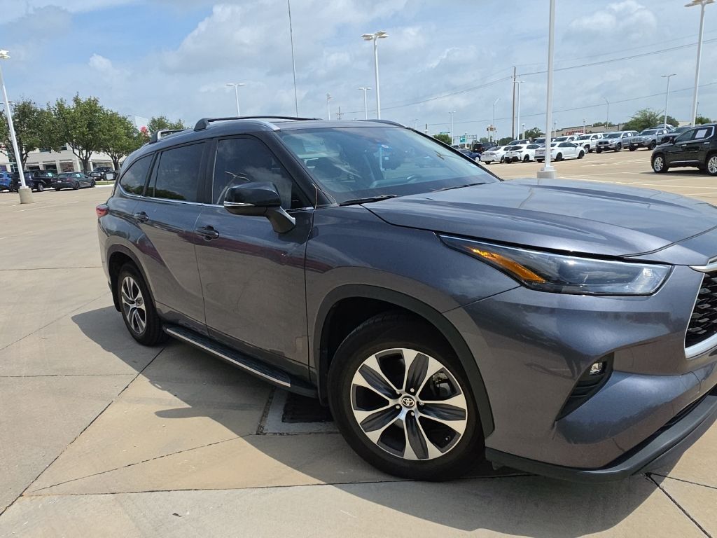 Magnetic Gray Metallic 2023 Toyota Highlander SUV / Crossover Front-Wheel Drive 8-Speed Automatic