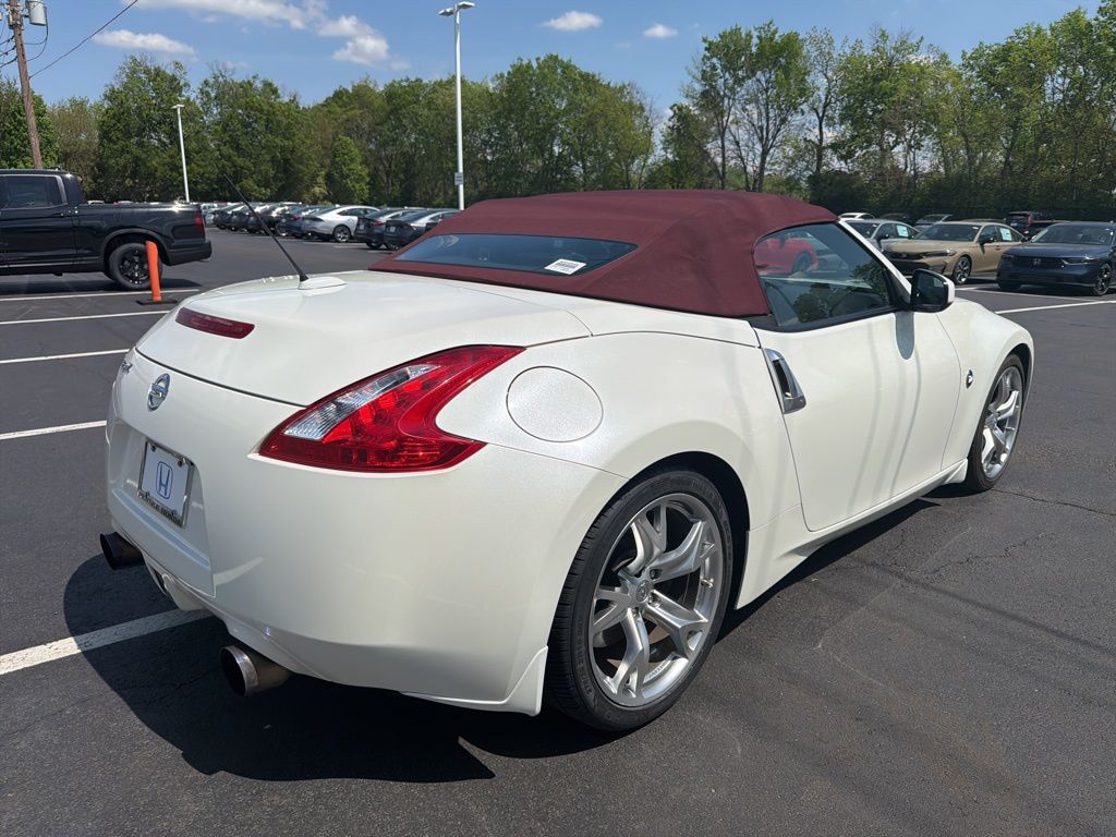 Thumbnail: 2010 Nissan Z - 5
