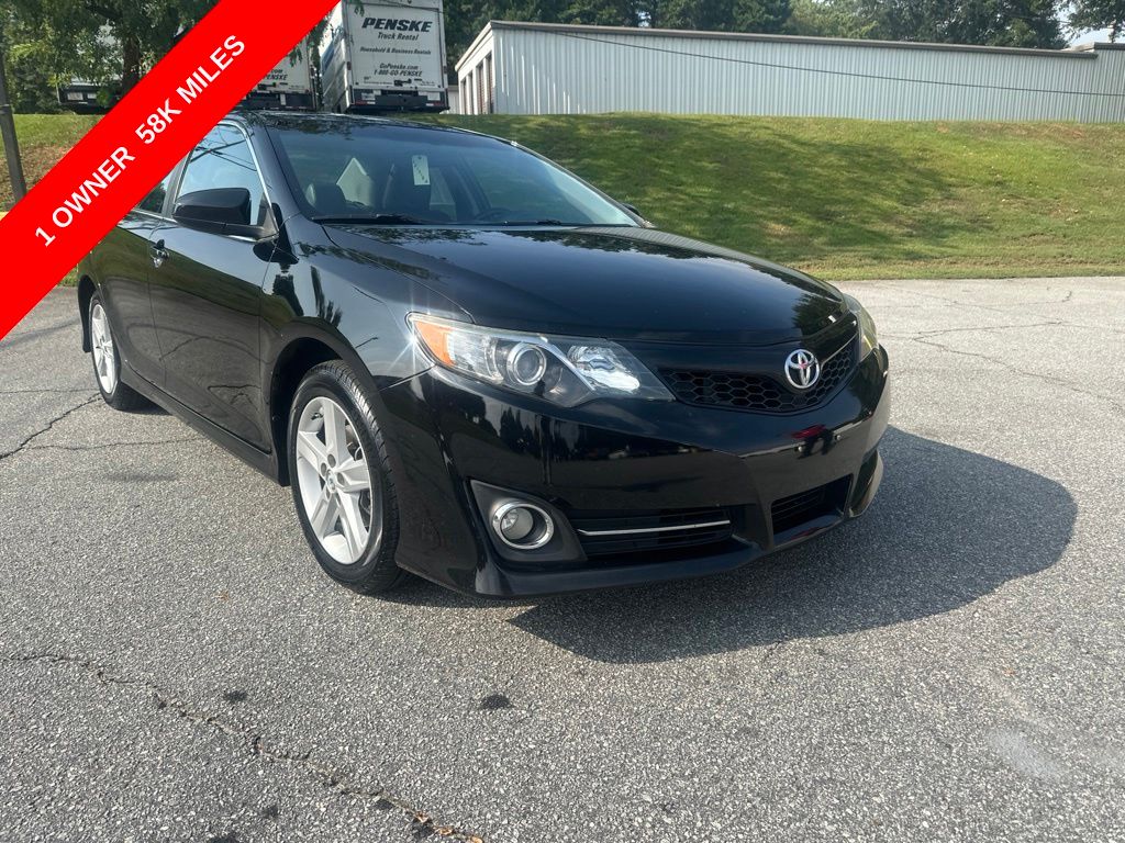 2014 Toyota Camry Negro (Attitude Black Metallic) Sedán Tracción delantera 6 velocidades Automática