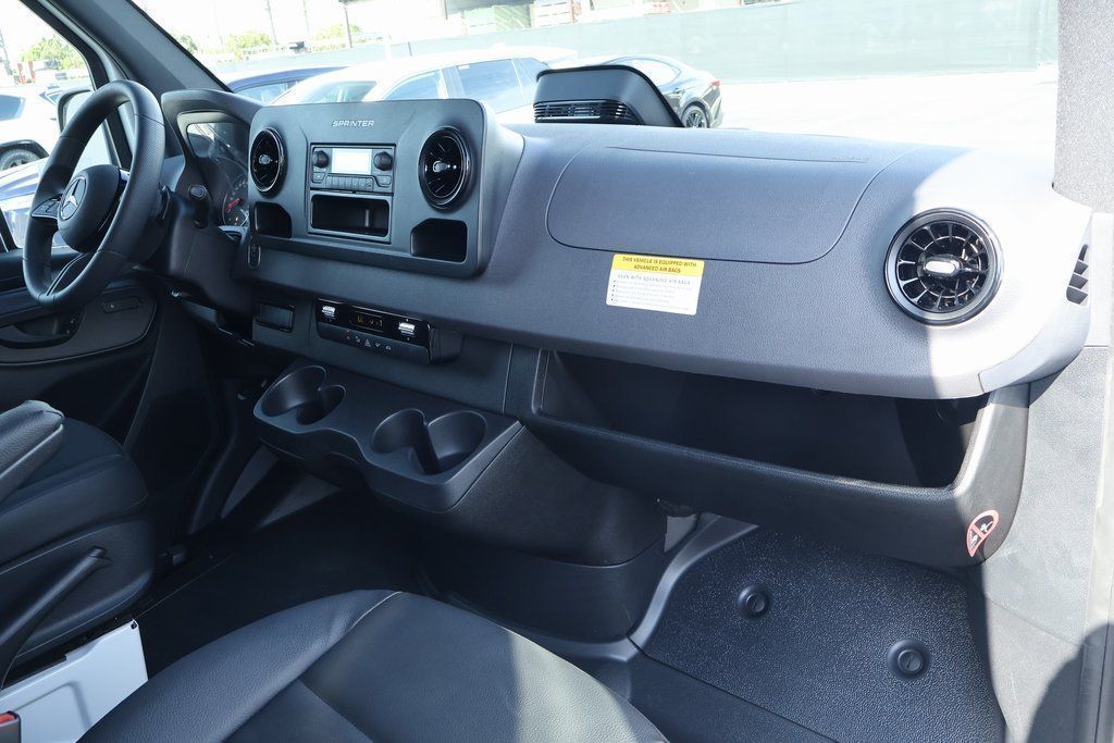 Thumbnail: 2025 Mercedes-Benz Sprinter - 5