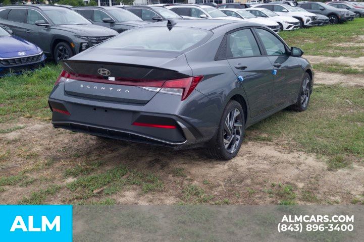 Used 2025 Gray Hyundai SEL Sport image 5
