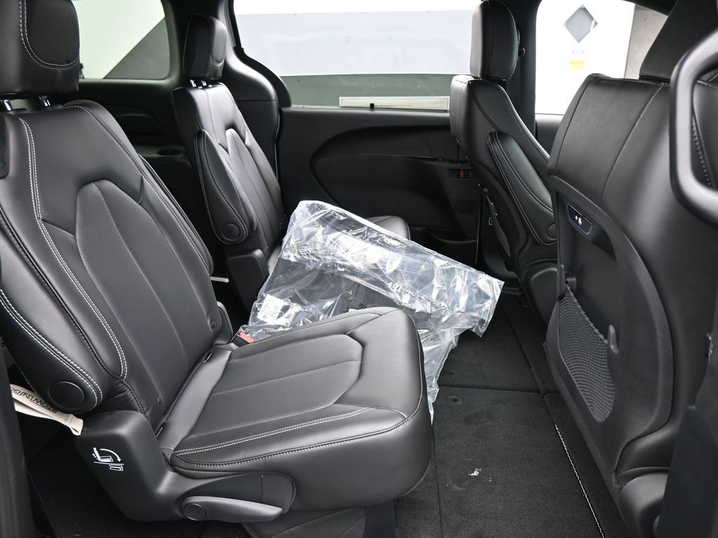 New 2026 Bright White Clearcoat Chrysler Select image 38