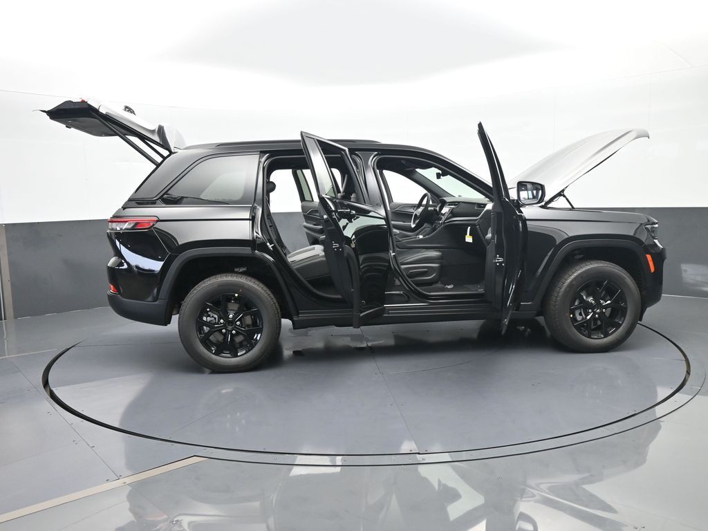 New 2025 Diamond Black Crystal Pearlcoat Jeep Laredo image 56