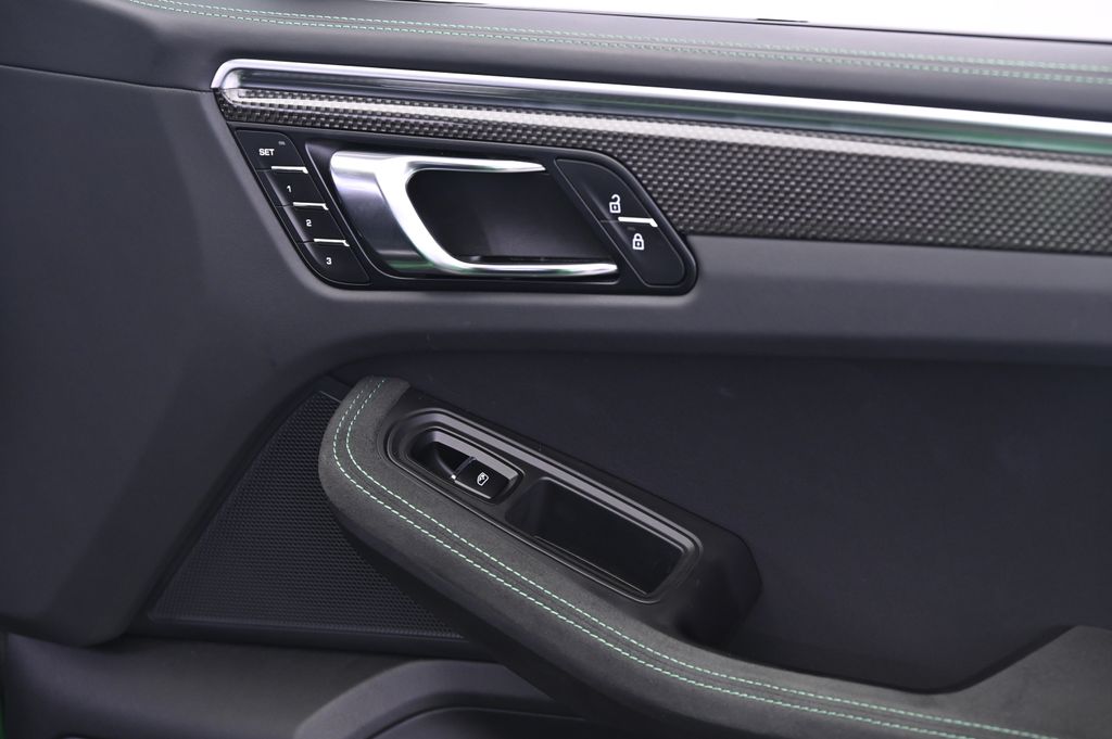 Thumbnail: 2022 Porsche Macan - 21