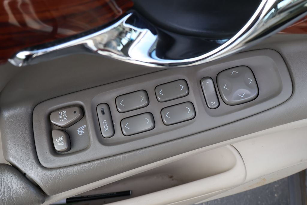 2001 Cadillac DeVille Base 15