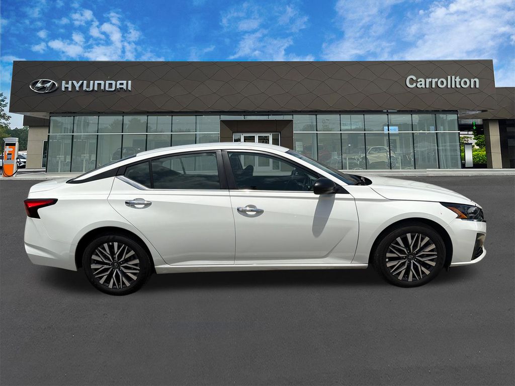 Used 2025 White Nissan 2.5 SV image 4
