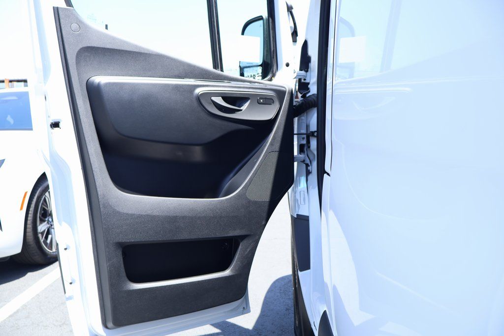 Thumbnail: 2025 Mercedes-Benz Sprinter - 7