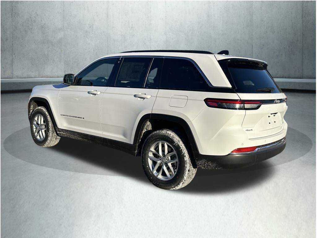 2025 Jeep Grand Cherokee Laredo photo 4