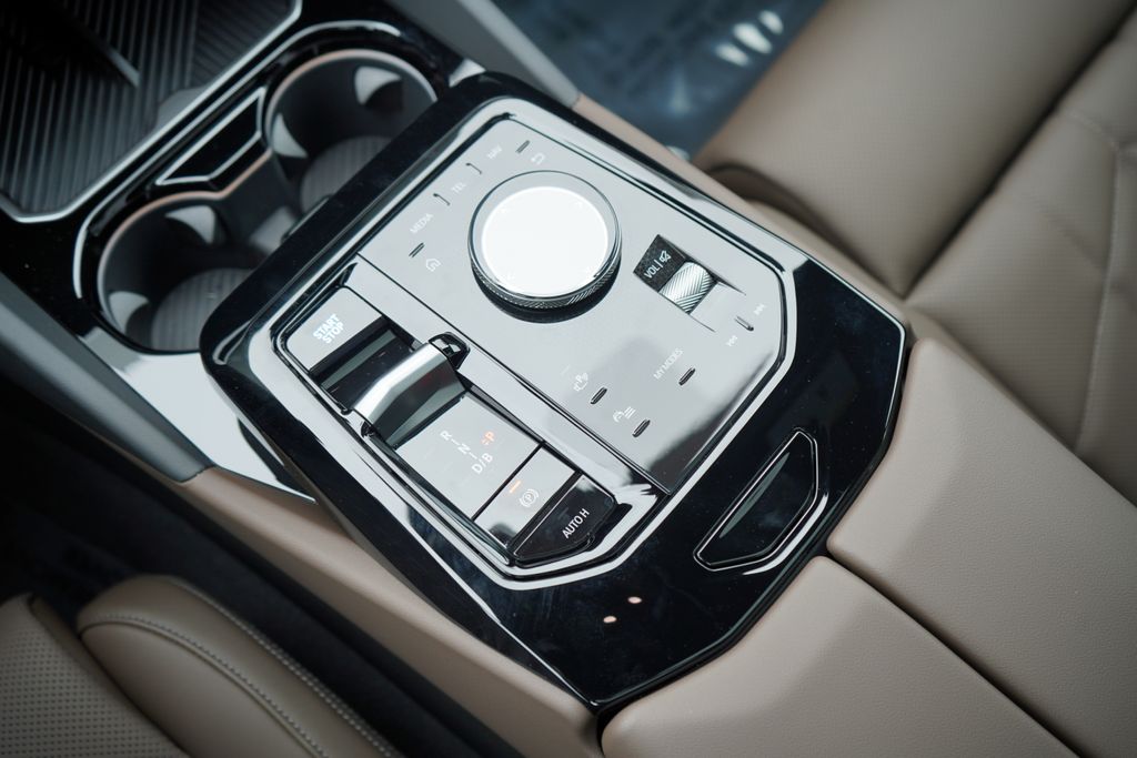 Thumbnail: 2026 BMW i5 - 19