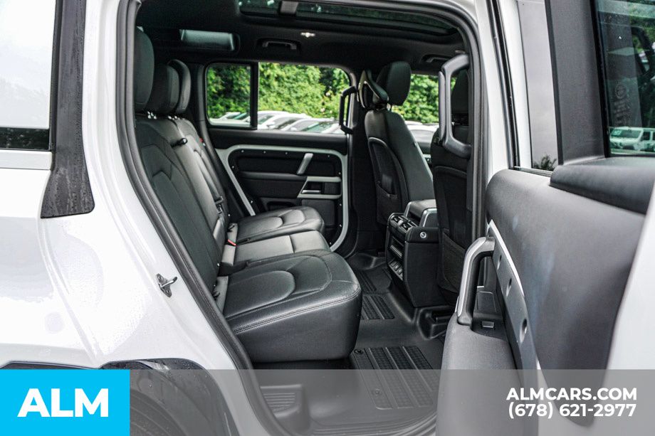 Used 2024 White Land Rover X-Dynamic SE image 21