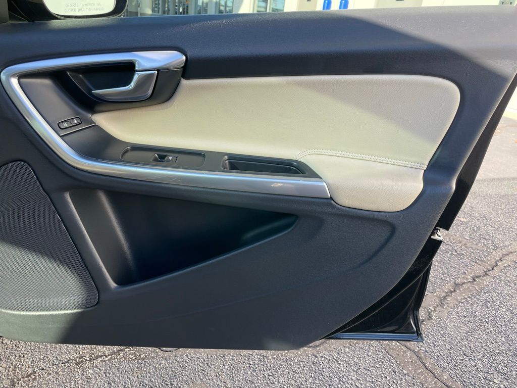 Thumbnail: 2016 Volvo V60 - 30