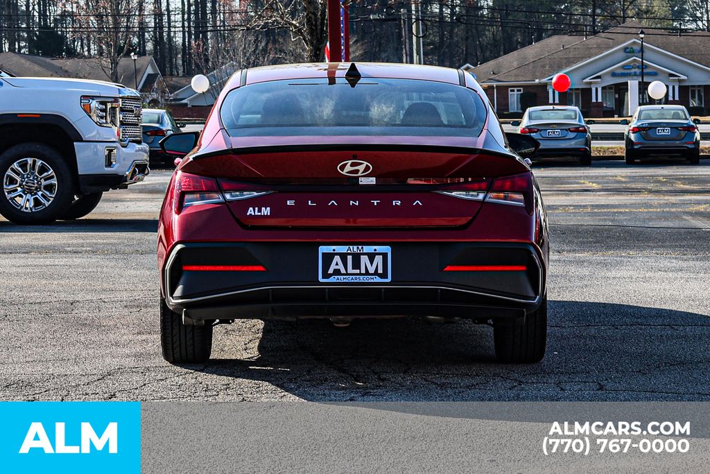 Used 2025 Red Hyundai SEL Sport image 12