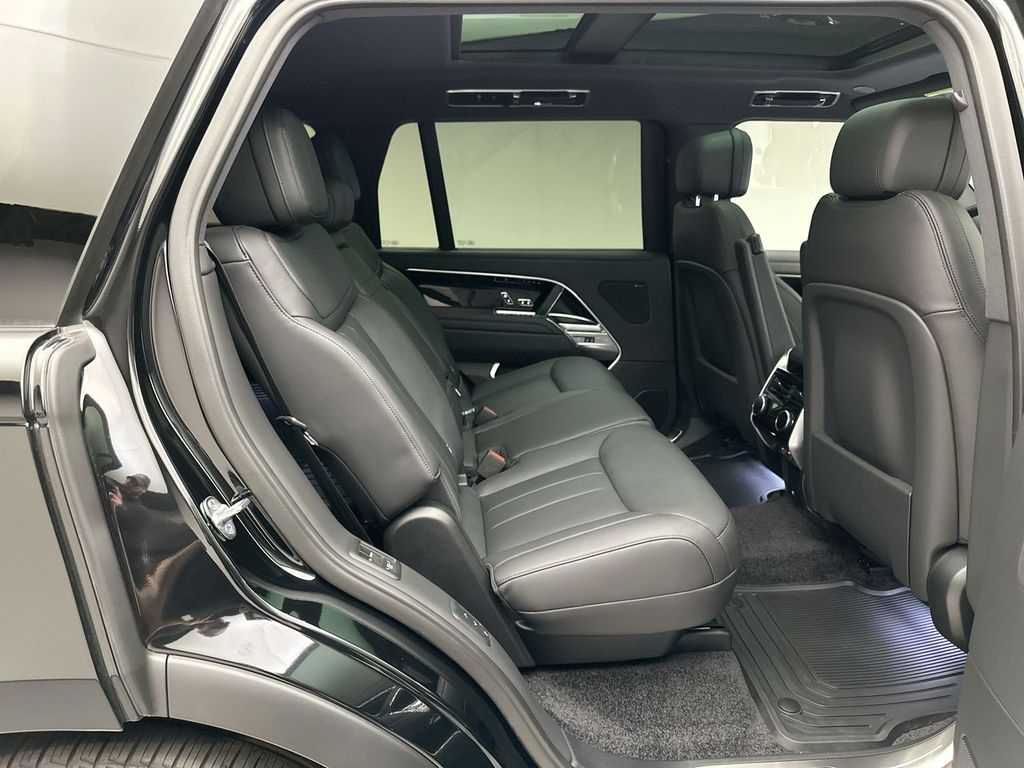 2025 Land Rover Range Rover SE 6