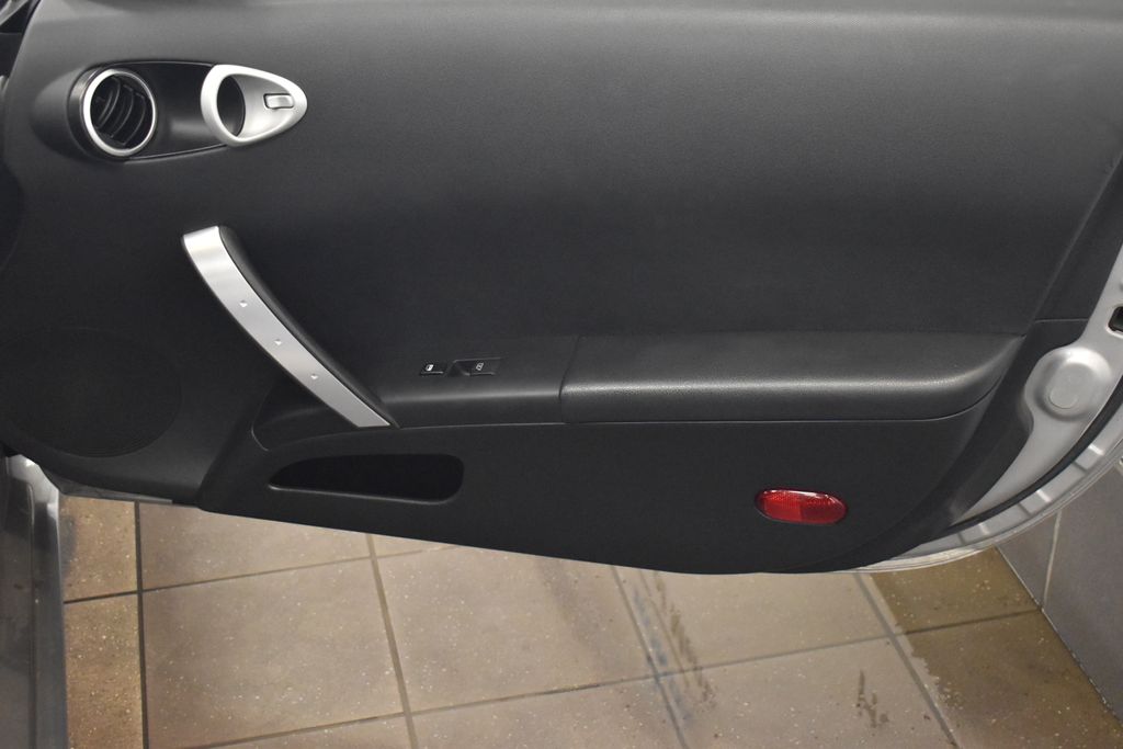 2004 Nissan Z 350Z 23