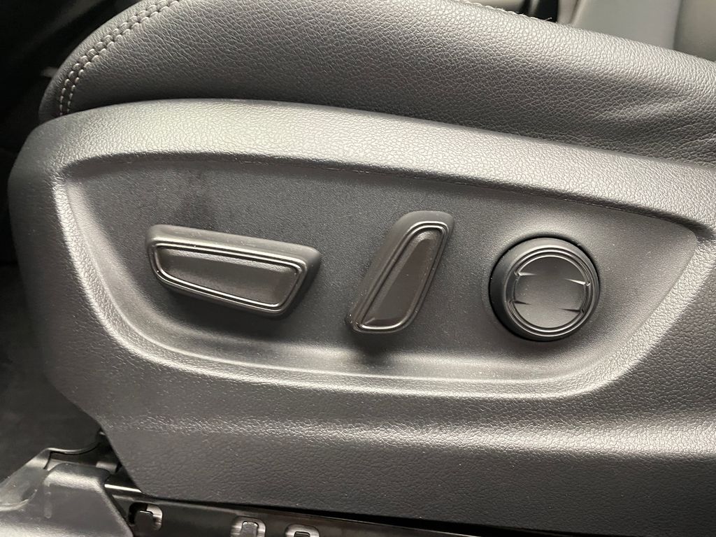 2023 Toyota Corolla Cross XLE 14
