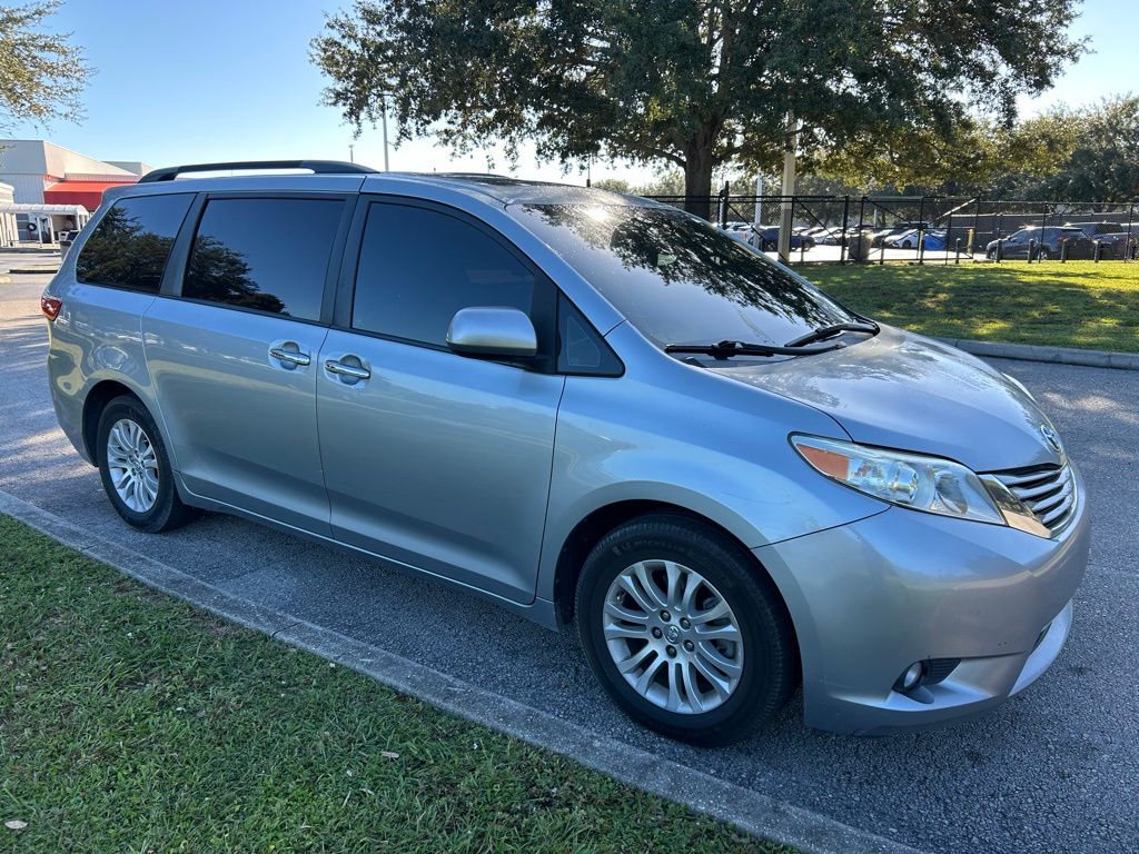 Thumbnail: 2017 Toyota Sienna - 7