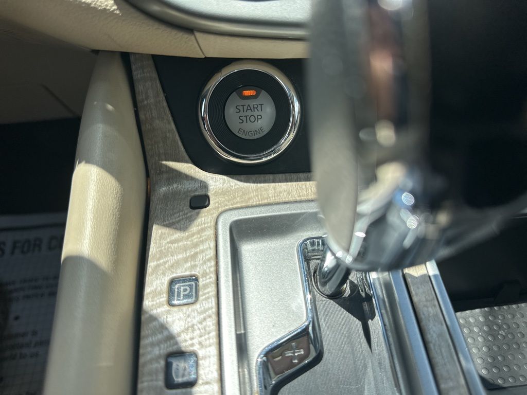 2023 Pearl White Tricoat Nissan Murano SL FWD SUV