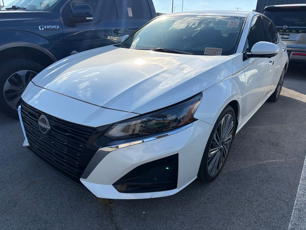 Pearl White Tricoat 2024 Nissan Altima Sedan Front-Wheel Drive Continuously Variable Transmission
