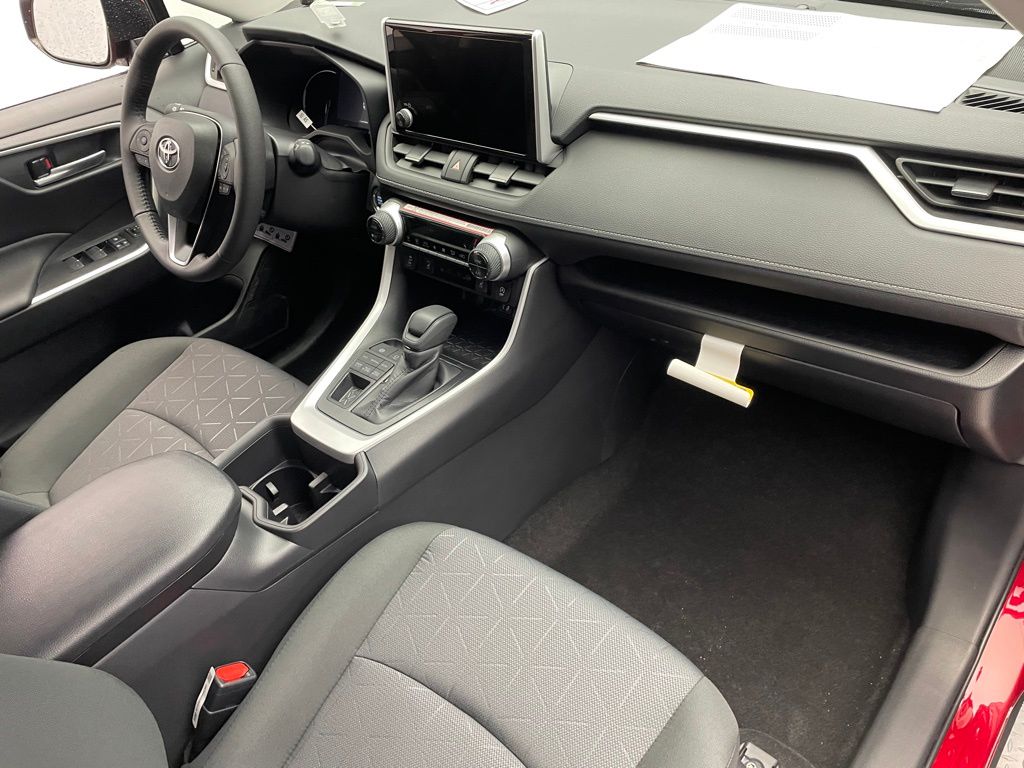 2025 Toyota RAV4 XLE 16