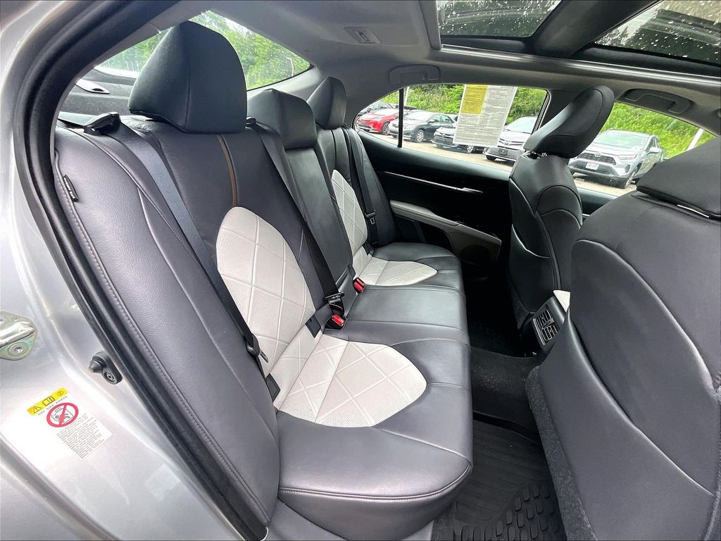 2018 Toyota Camry — photo 16