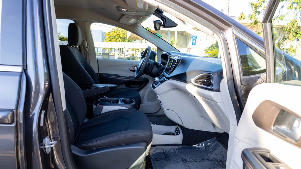 Used 2017 Chrysler Pacifica Touring L 4D Passenger Van