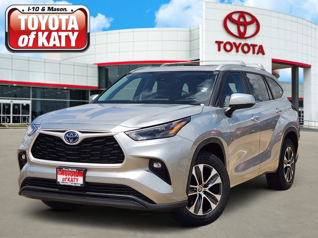 Celestial Silver Metallic 2024 Toyota Highlander Hybrid XLE FWD SUV / Crossover Front-Wheel Drive Continuously Variable Transmission