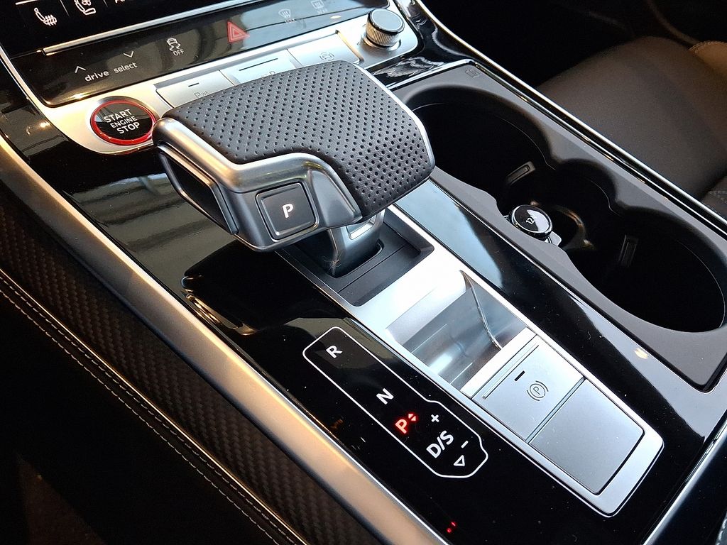 Thumbnail: 2026 Audi RS Q8 - 10