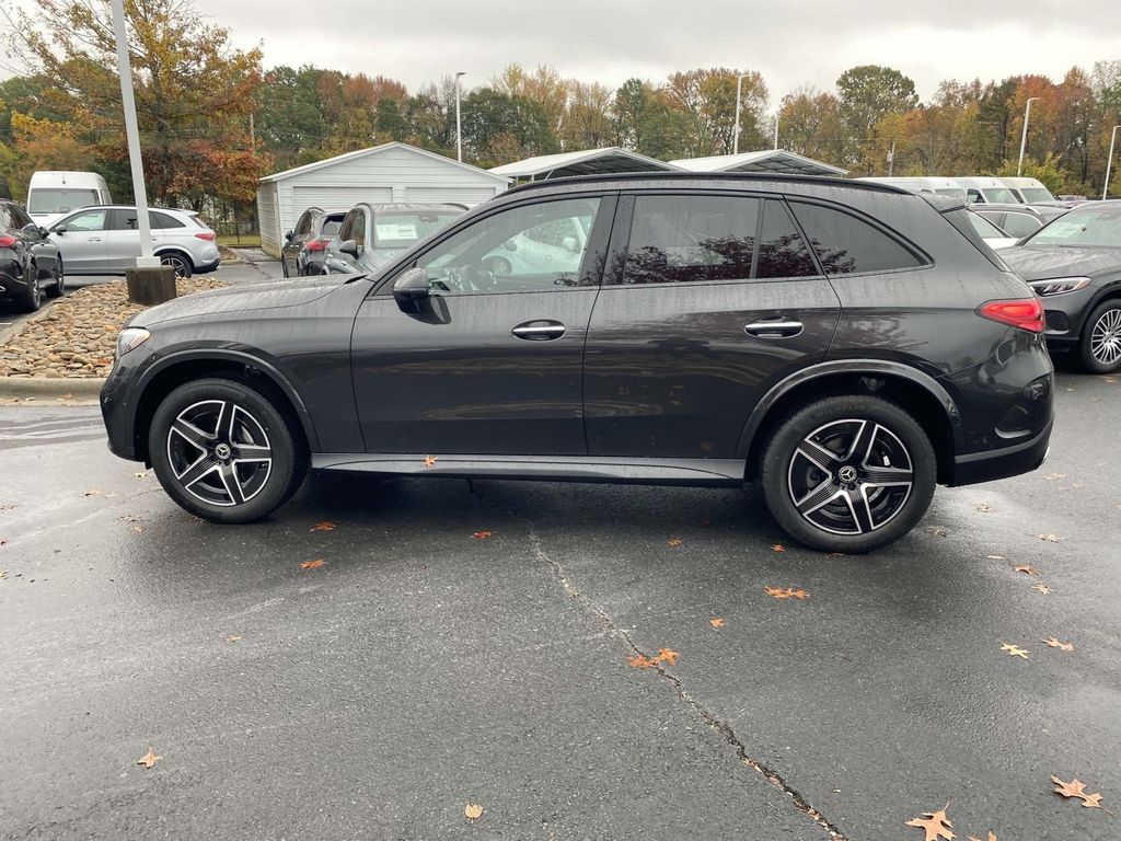 2025 Mercedes-Benz GLC 300 8