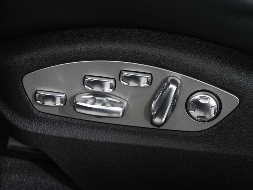 Thumbnail: 2026 Porsche Macan - 30