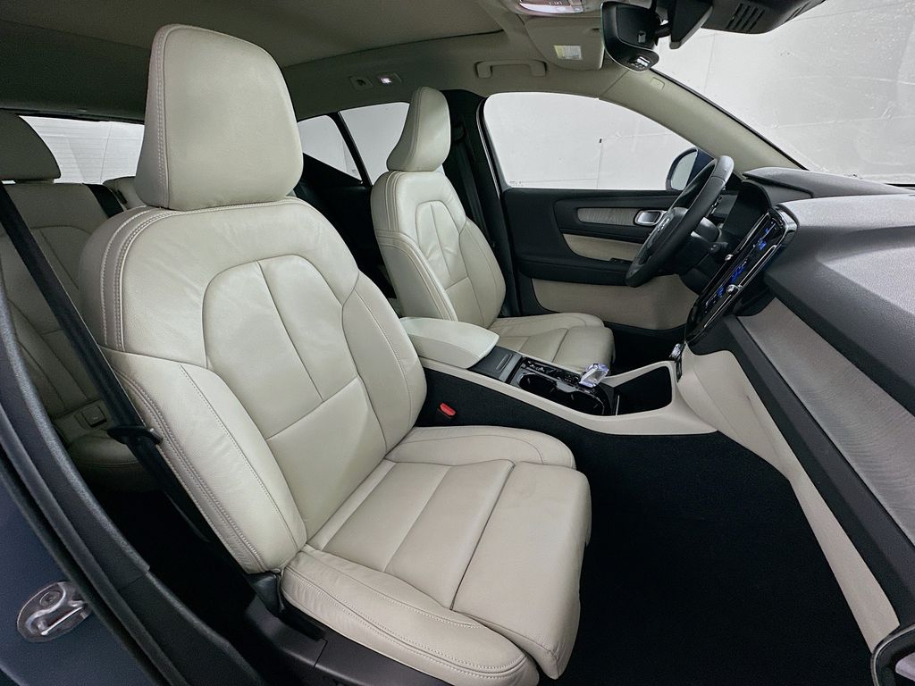 Thumbnail: 2023 Volvo XC40 - 28