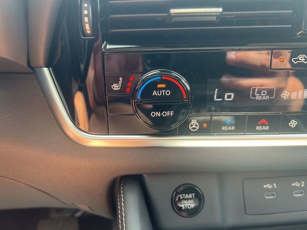 2025 Everest White Pearl/Super Black Nissan Rogue Platinum FWD SUV