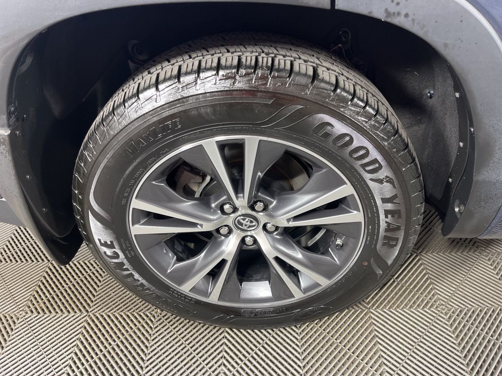 Thumbnail: 2017 Toyota Highlander - 12