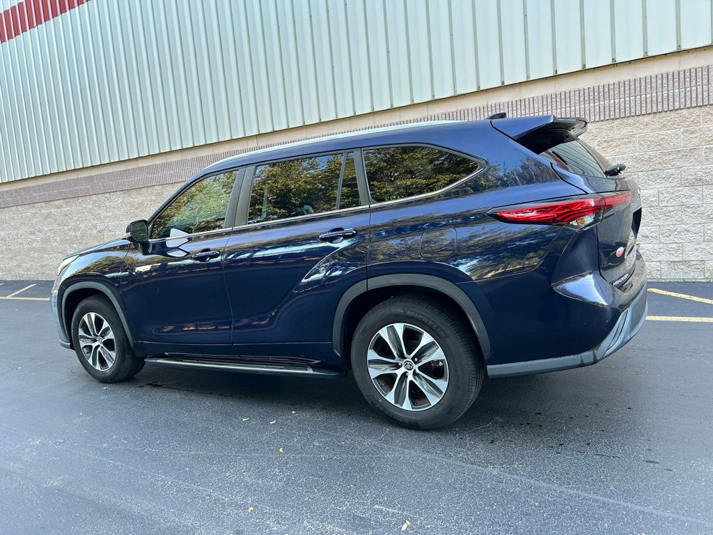 Thumbnail: 2023 Toyota Highlander - 3