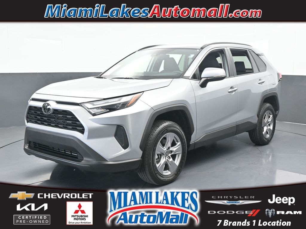 2025 Toyota RAV4 XLE's photo